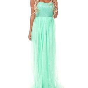 Mint green maxi dress w tags. Size small.